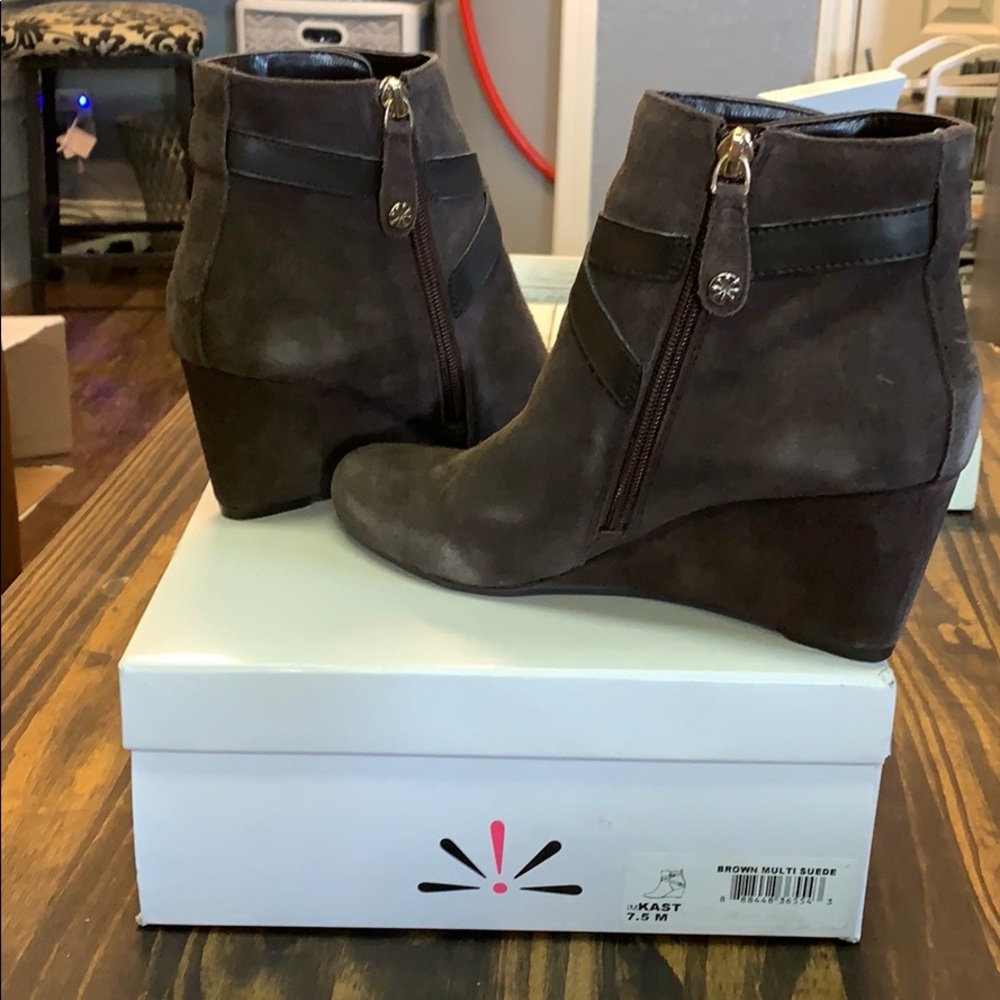 Isaac Mizrahi wedge booties